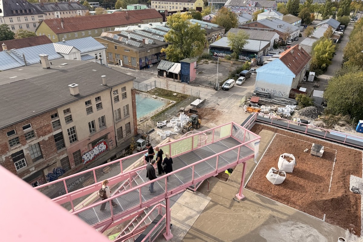 Rosa Treppe im Münchner Kreativquartier